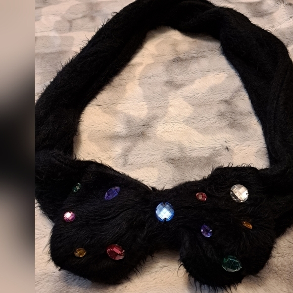 Faux Fur Scarf With A Bow & Gems - Picture 1 of 7